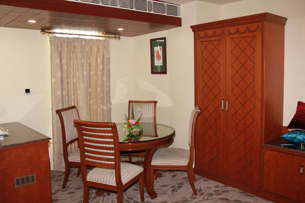 Royale De Casa Hotel Guwahati Exterior foto