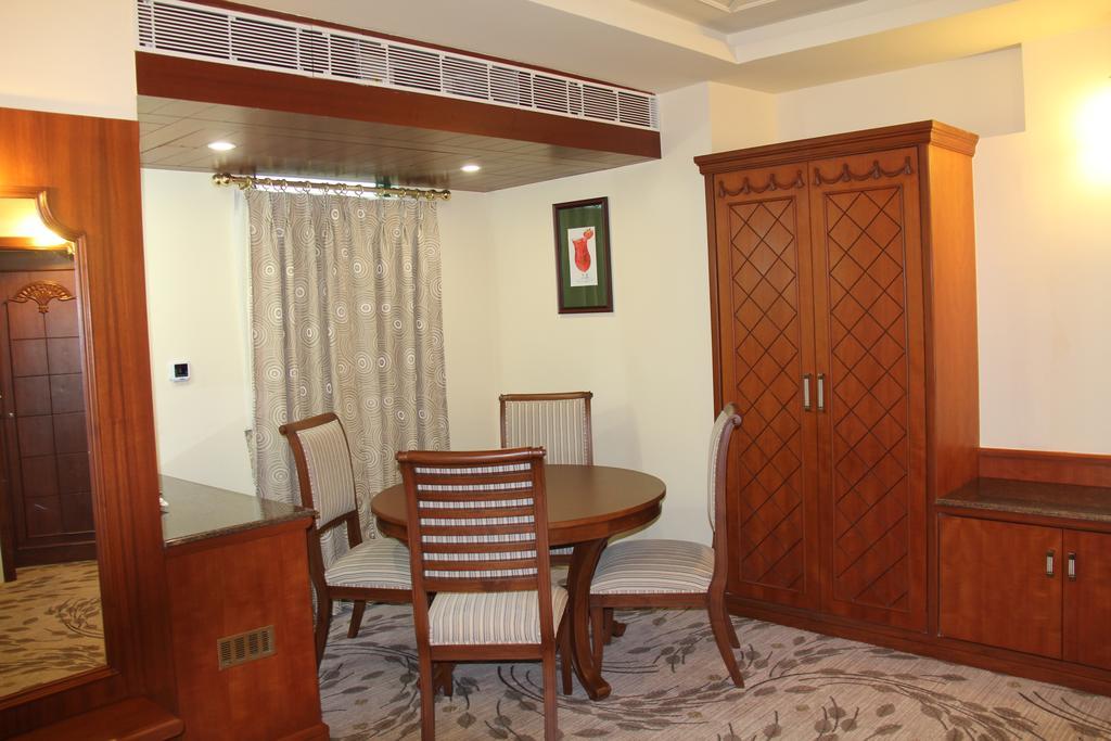 Royale De Casa Hotel Guwahati Exterior foto